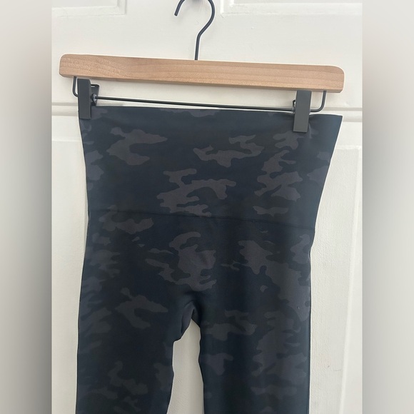 Spanx • Seamless Cropped 3/4 Black Gray Camo Sporty Casual Legging Size Medium - Picture 6 of 10